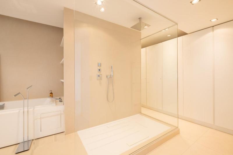 Elegant 3-Room Apartment with Terrace Pool & Island Views - image 4