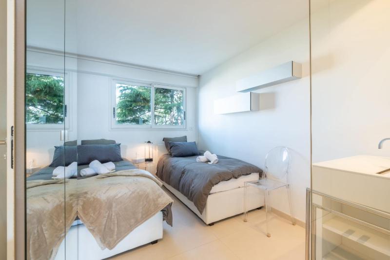 Elegant 3-Room Apartment with Terrace Pool & Island Views - image 7