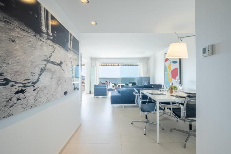Elegant 3-Room Apartment with Terrace Pool & Island Views - image 15