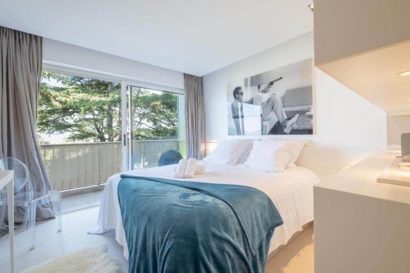 Elegant 3-Room Apartment with Terrace Pool & Island Views - image 27