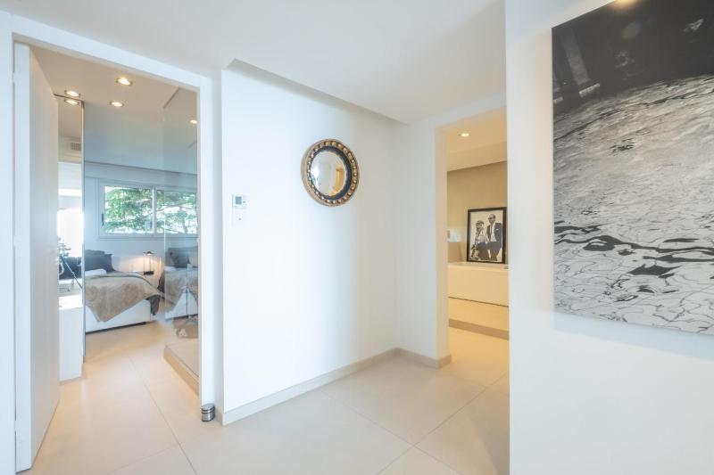 Elegant 3-Room Apartment with Terrace Pool & Island Views - image 20