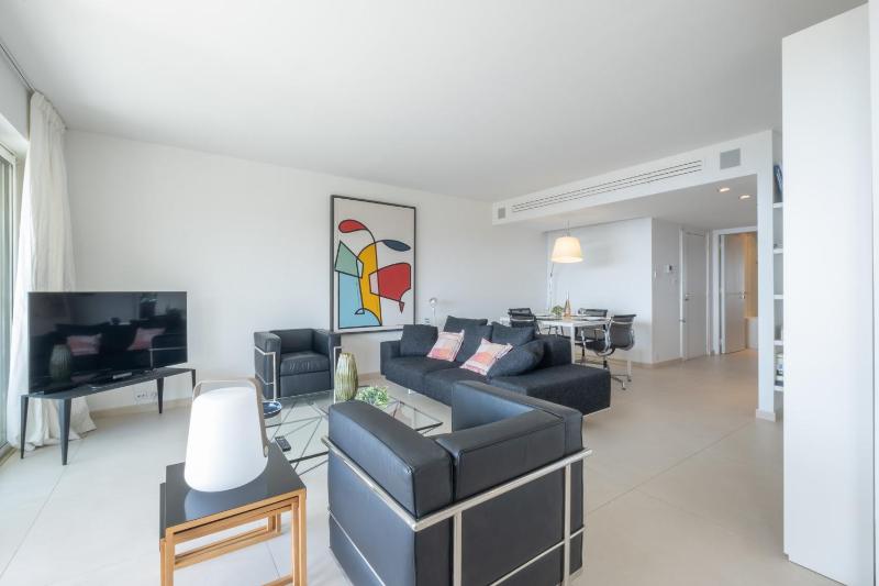 Elegant 3-Room Apartment with Terrace Pool & Island Views - image 18