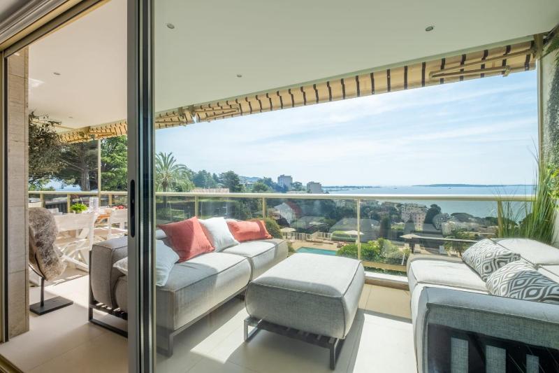 Elegant 3-Room Apartment with Terrace Pool & Island Views - image 25
