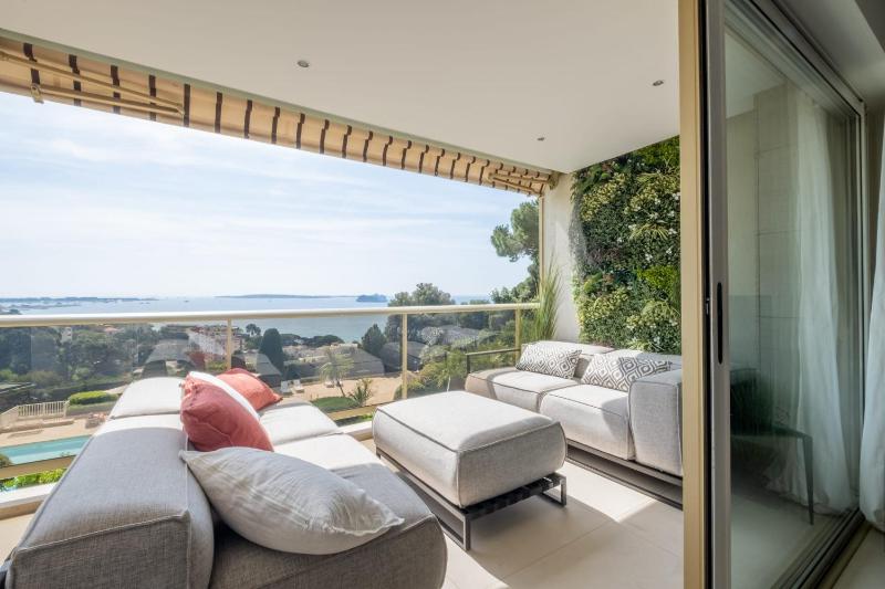 Elegant 3-Room Apartment with Terrace Pool & Island Views - image 19