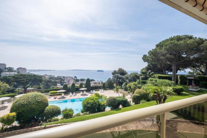 Elegant 3-Room Apartment with Terrace Pool & Island Views - image 14
