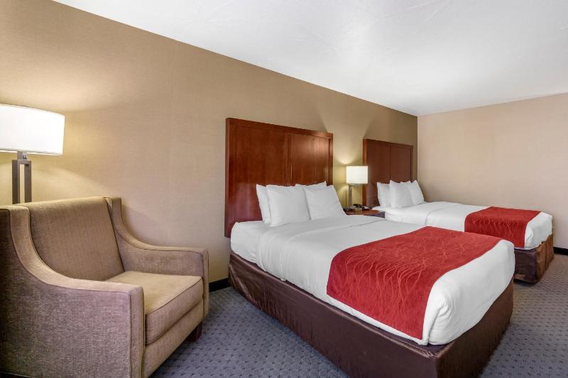 Queen Room with Two Queen Beds image 2