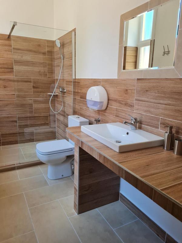 Triple Room with Private Bathroom image 3