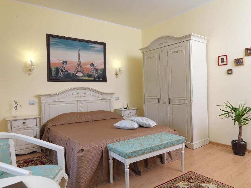 Deluxe Double Room image 3