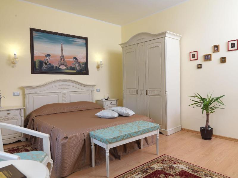 Deluxe Double Room image 2