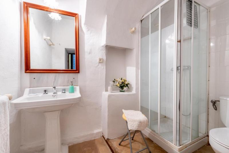 Basic Twin Room with Private External Bathroom image 3