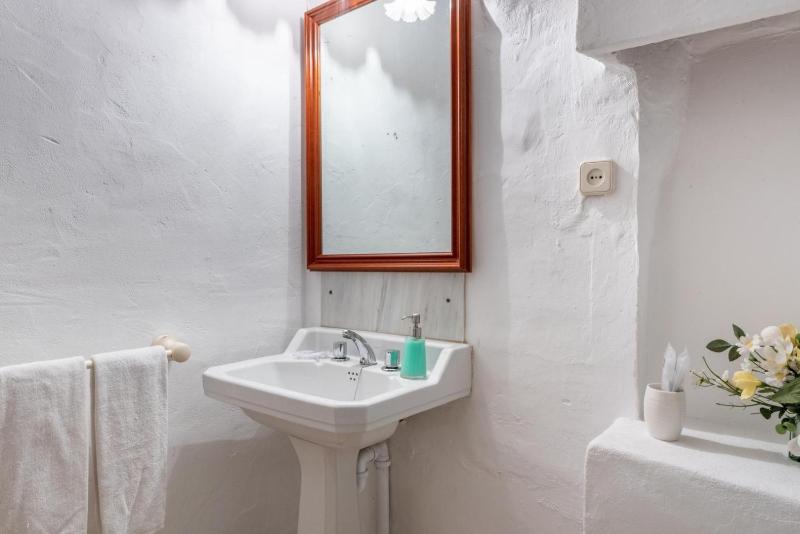 Basic Twin Room with Private External Bathroom image 2