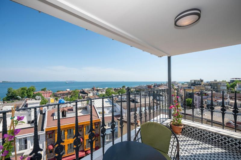 Penthouse Suite - Balcony with Sea View image 3