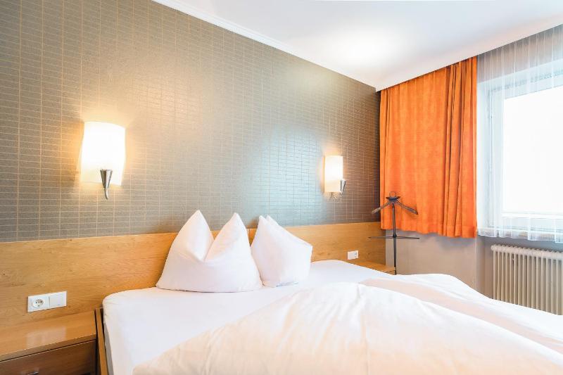 Double Room with Balcony image 3