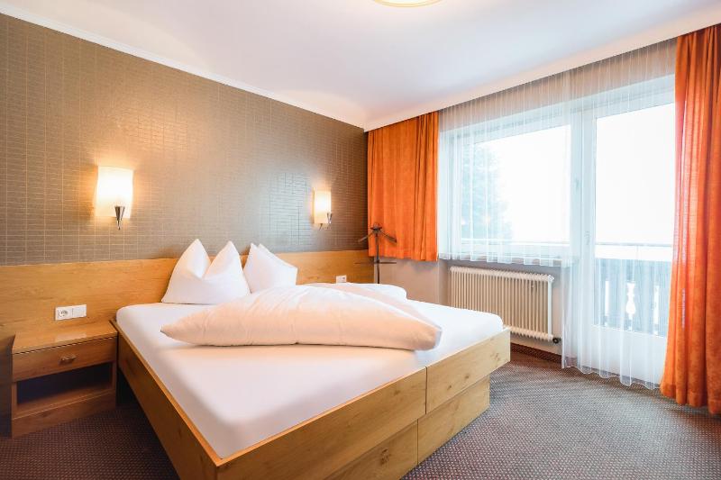 Double Room with Balcony image 1