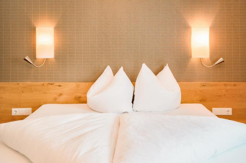 Double Room with Balcony image 4