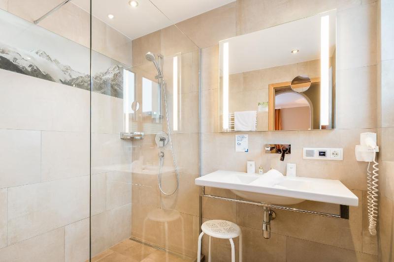 Double Room with Balcony image 2