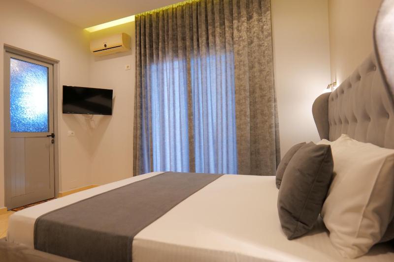 Deluxe Quadruple Room with Balcony and Lake View image 3