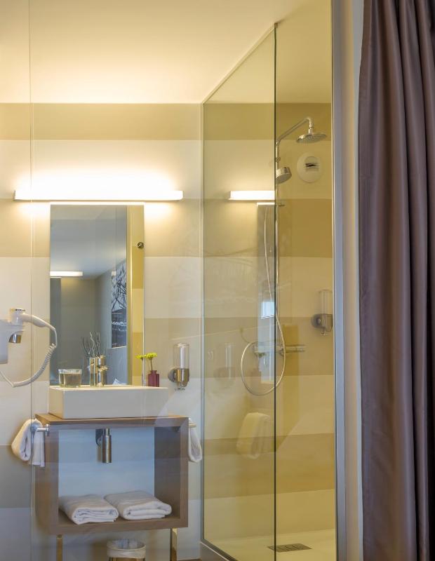 Standard Twin Room image 3