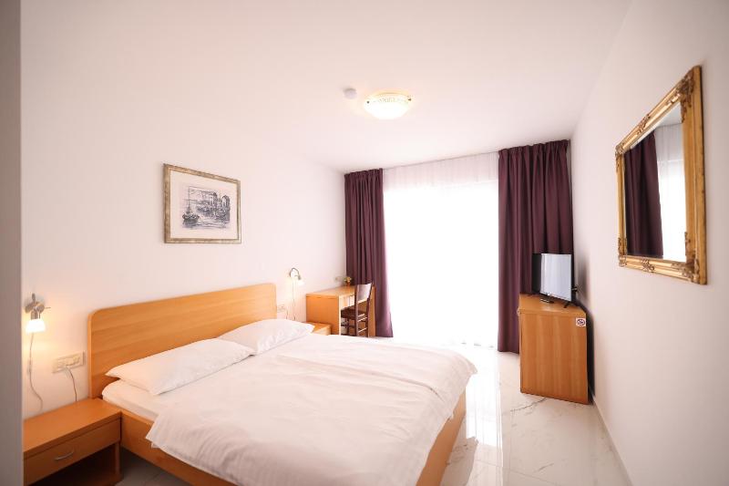Double or Twin Room with Partial Sea View image 4
