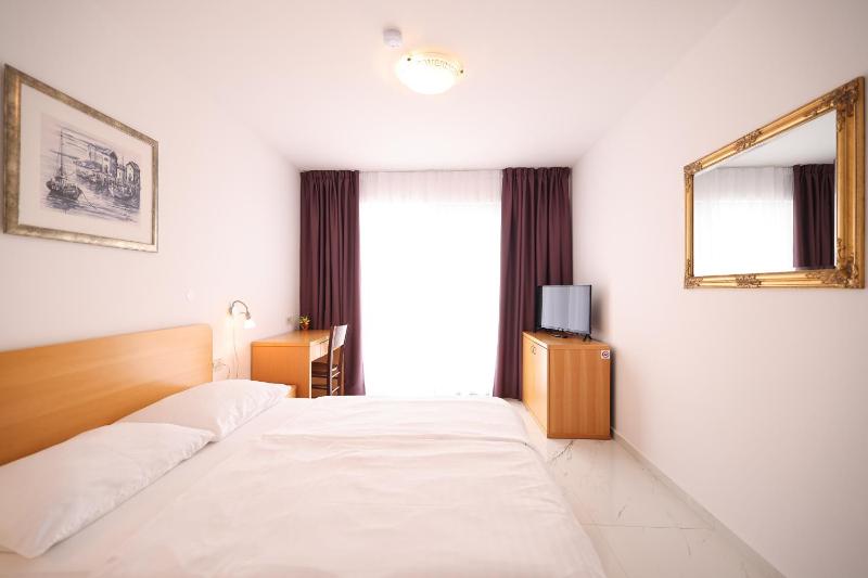 Double Room with Garden View image 1