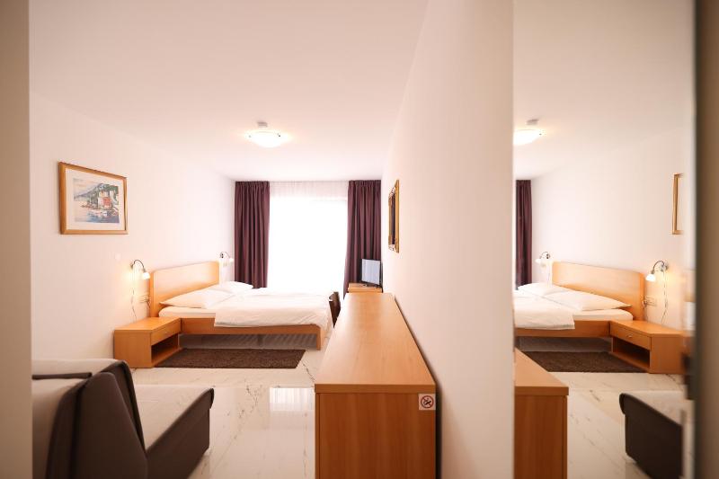 Double or Twin Room with Partial Sea View image 3