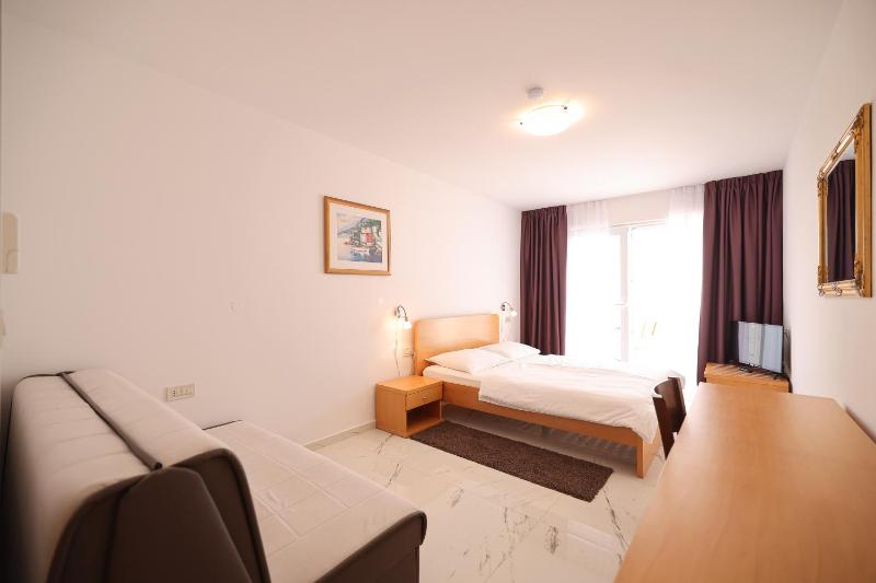 Double or Twin Room with Partial Sea View image 1