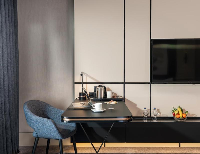 Standard King Room image 3