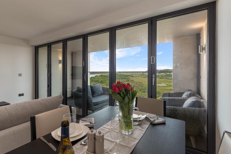Apartment 10 Waterstone House - Luxury Apartment with Sea Views - image 3