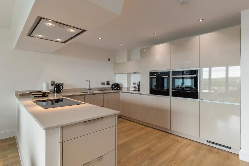 Apartment 10 Waterstone House - Luxury Apartment with Sea Views - image 8