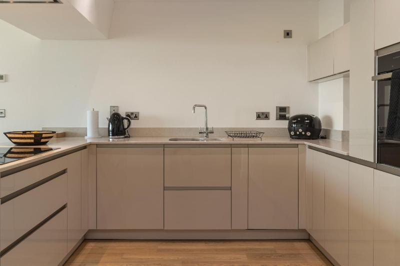 Apartment 10 Waterstone House - Luxury Apartment with Sea Views - image 16