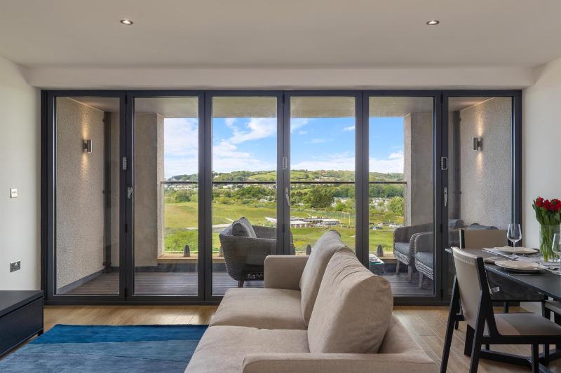 Apartment 10 Waterstone House - Luxury Apartment with Sea Views - image 5