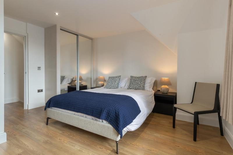 Apartment 10 Waterstone House - Luxury Apartment with Sea Views - image 7