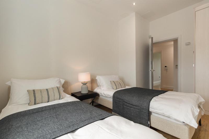 Apartment 10 Waterstone House - Luxury Apartment with Sea Views - image 10