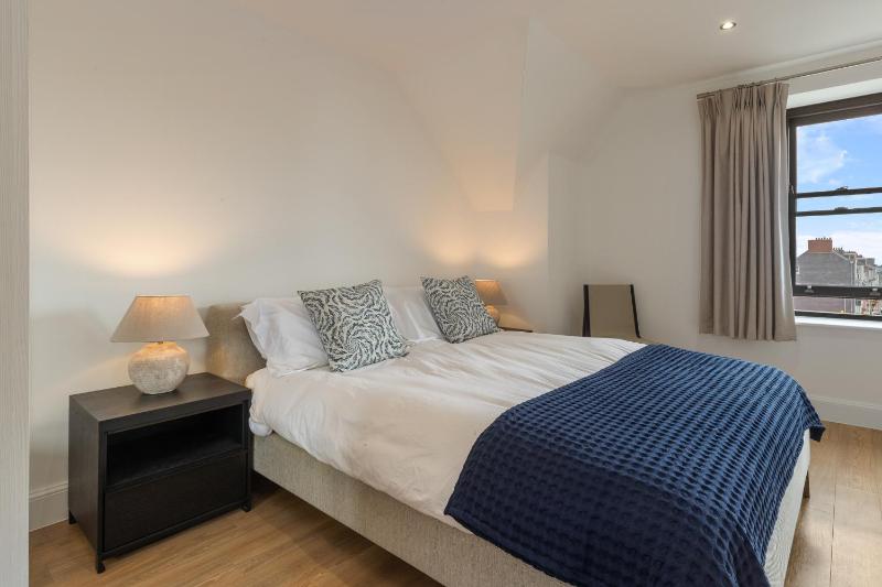 Apartment 10 Waterstone House - Luxury Apartment with Sea Views - image 12