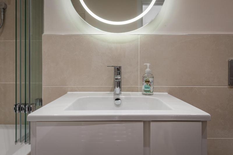 Apartment 10 Waterstone House - Luxury Apartment with Sea Views - image 20