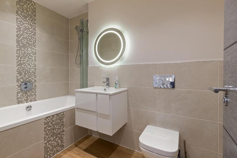 Apartment 10 Waterstone House - Luxury Apartment with Sea Views - image 4