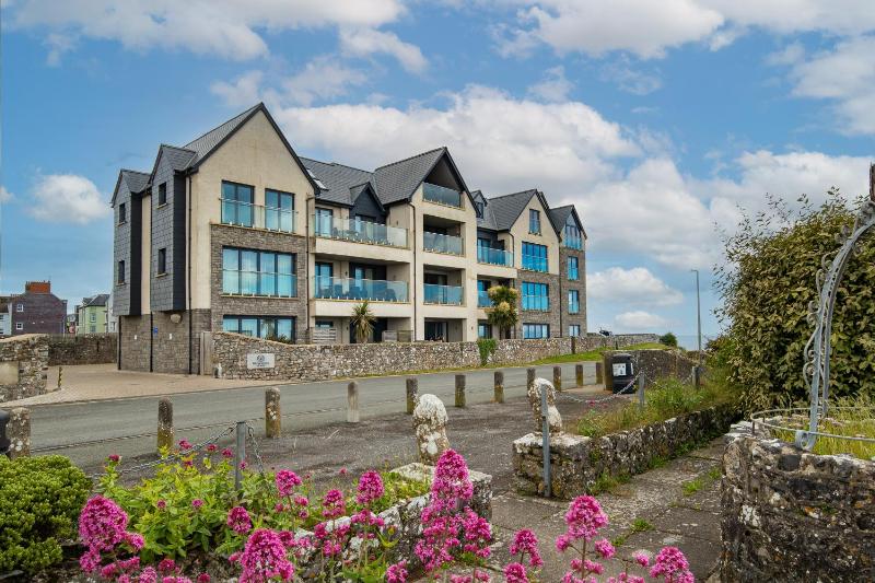 Apartment 10 Waterstone House - Luxury Apartment with Sea Views - image 13