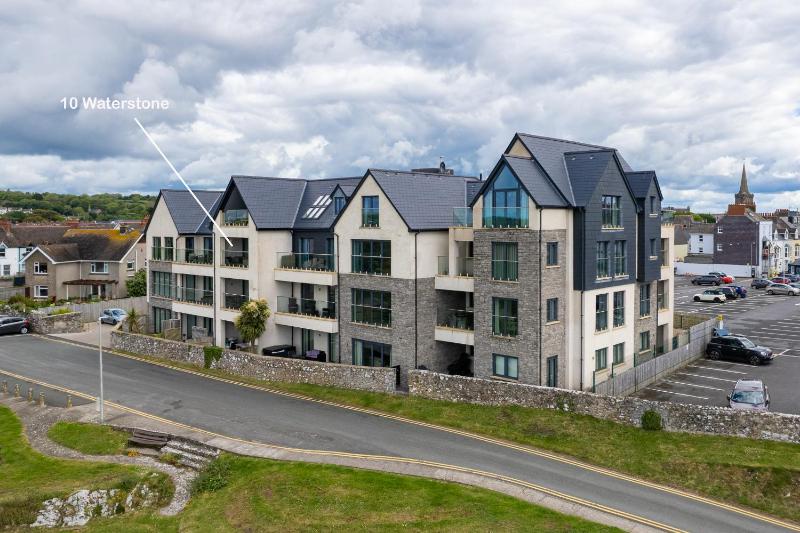 Apartment 10 Waterstone House - Luxury Apartment with Sea Views - image 6