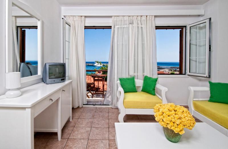 One-Bedroom Suite with Sea View image 3