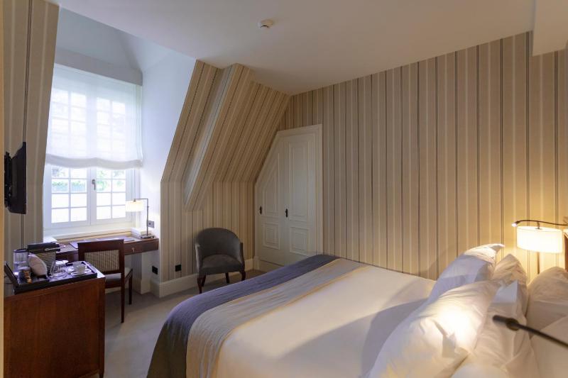 Small Double Room image 2