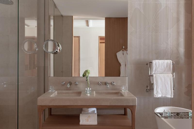 Champagne Junior Suite image 3