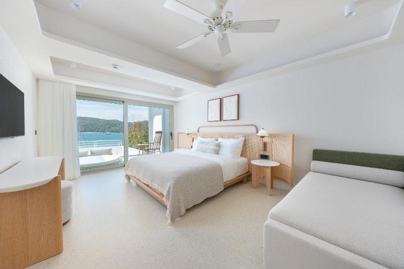 Deluxe Room image 3