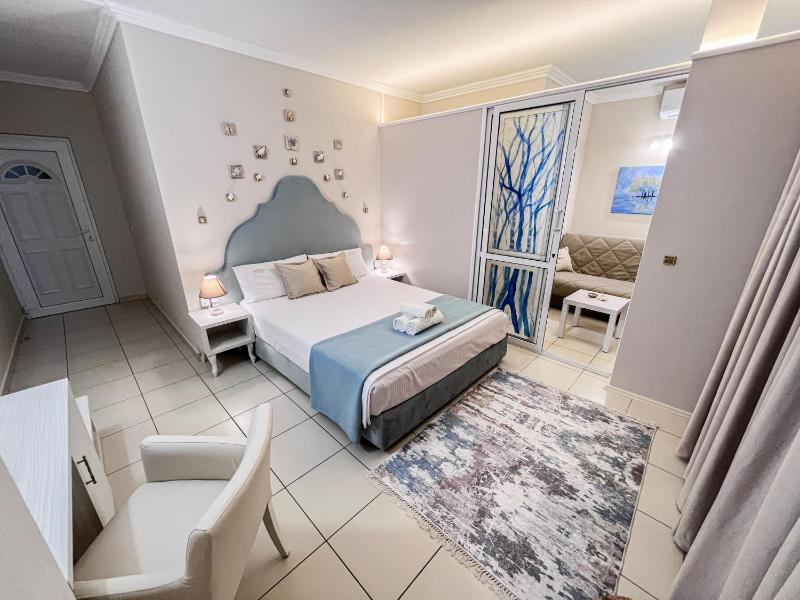 Triple Room with Balcony image 1