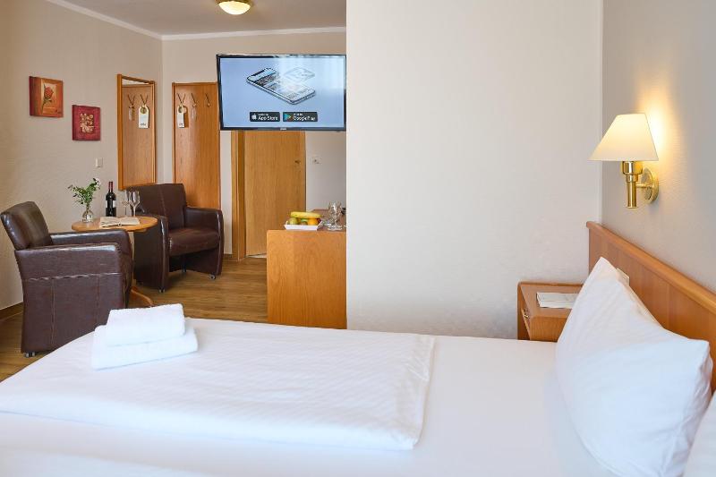 Double Room image 3