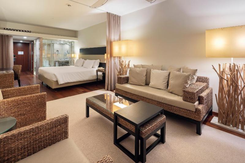 Junior Double or Twin Suite with Frontal Sea View - Mid Floor image 3