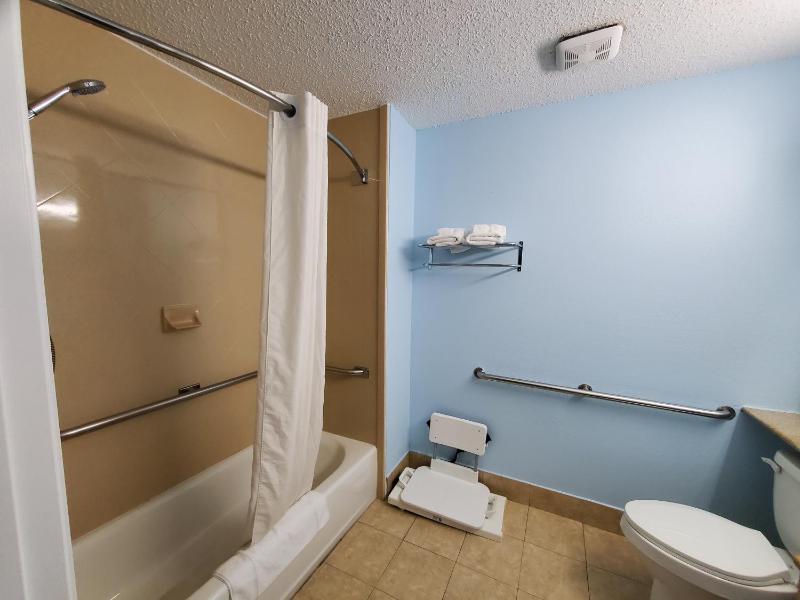 Queen Room - Disability Access image 3