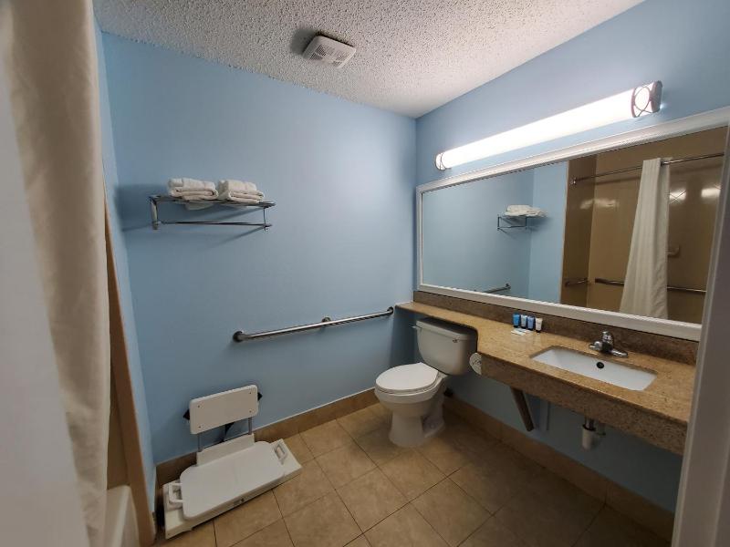 Queen Room - Disability Access image 2