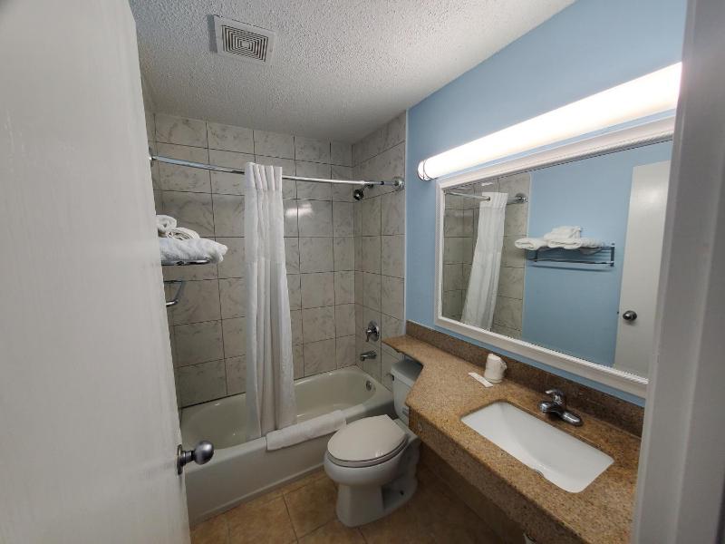 Queen Room - Non-Smoking image 2