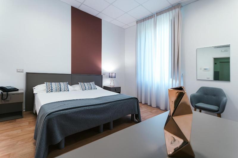 Standard Double Room image 4
