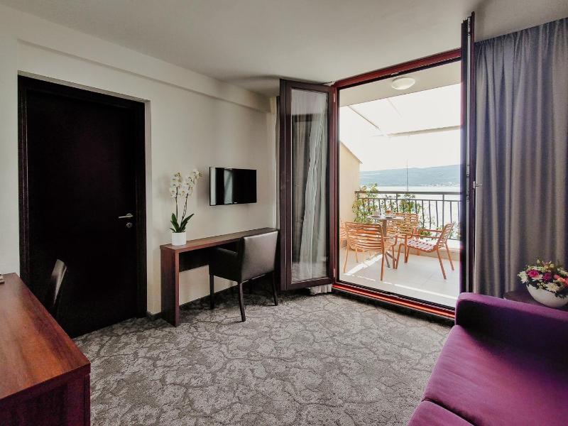 Two-Bedroom Suite with Terrace and Sea View image 4